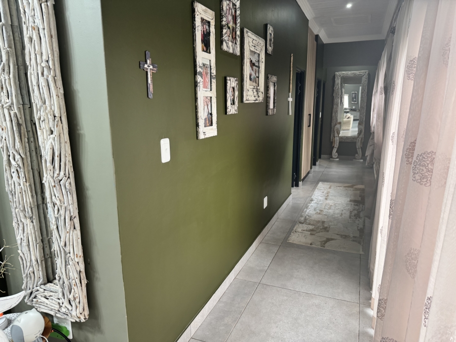 4 Bedroom Property for Sale in Outeniquasbosch Western Cape